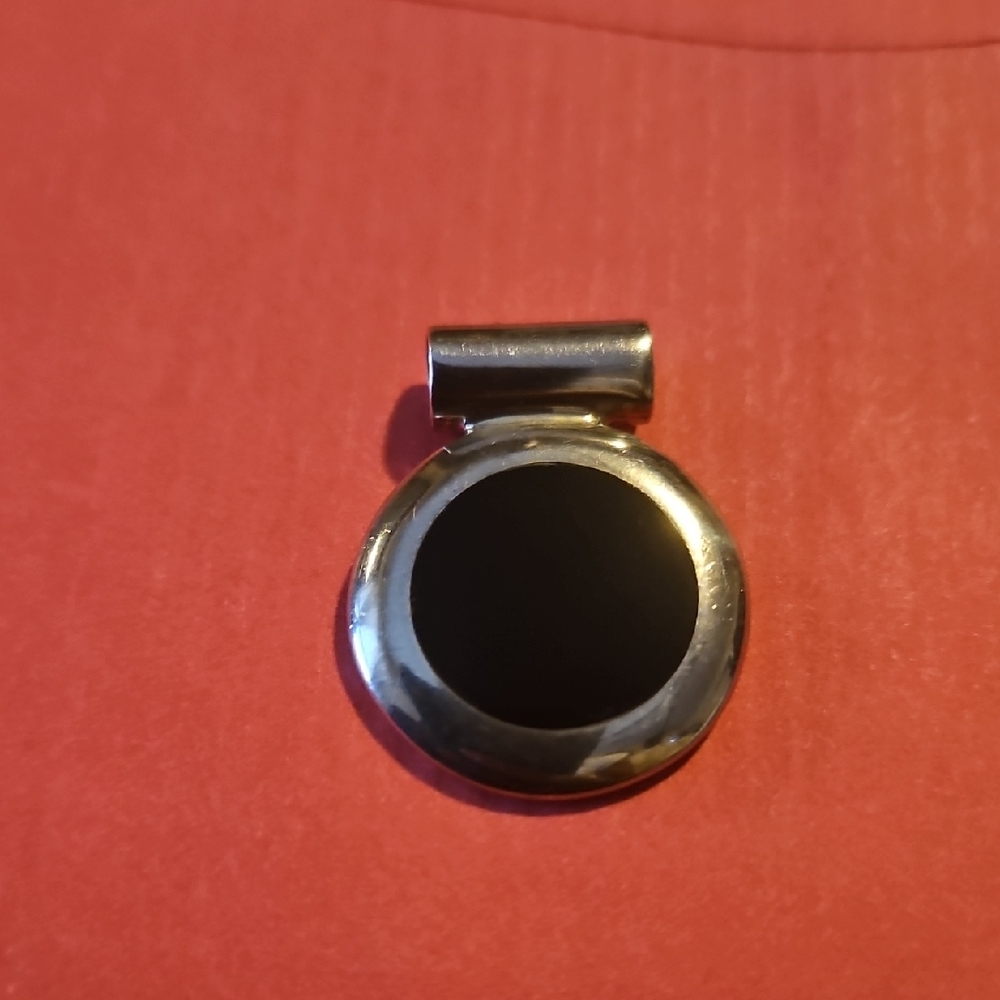 Chic Black and Silver Round Pendant Black Onyx 925